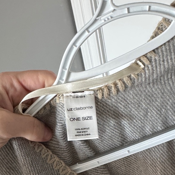 Liz Claiborne- Plaid Beige and Gray Home Accent Throw- one size - Picture 3 of 3